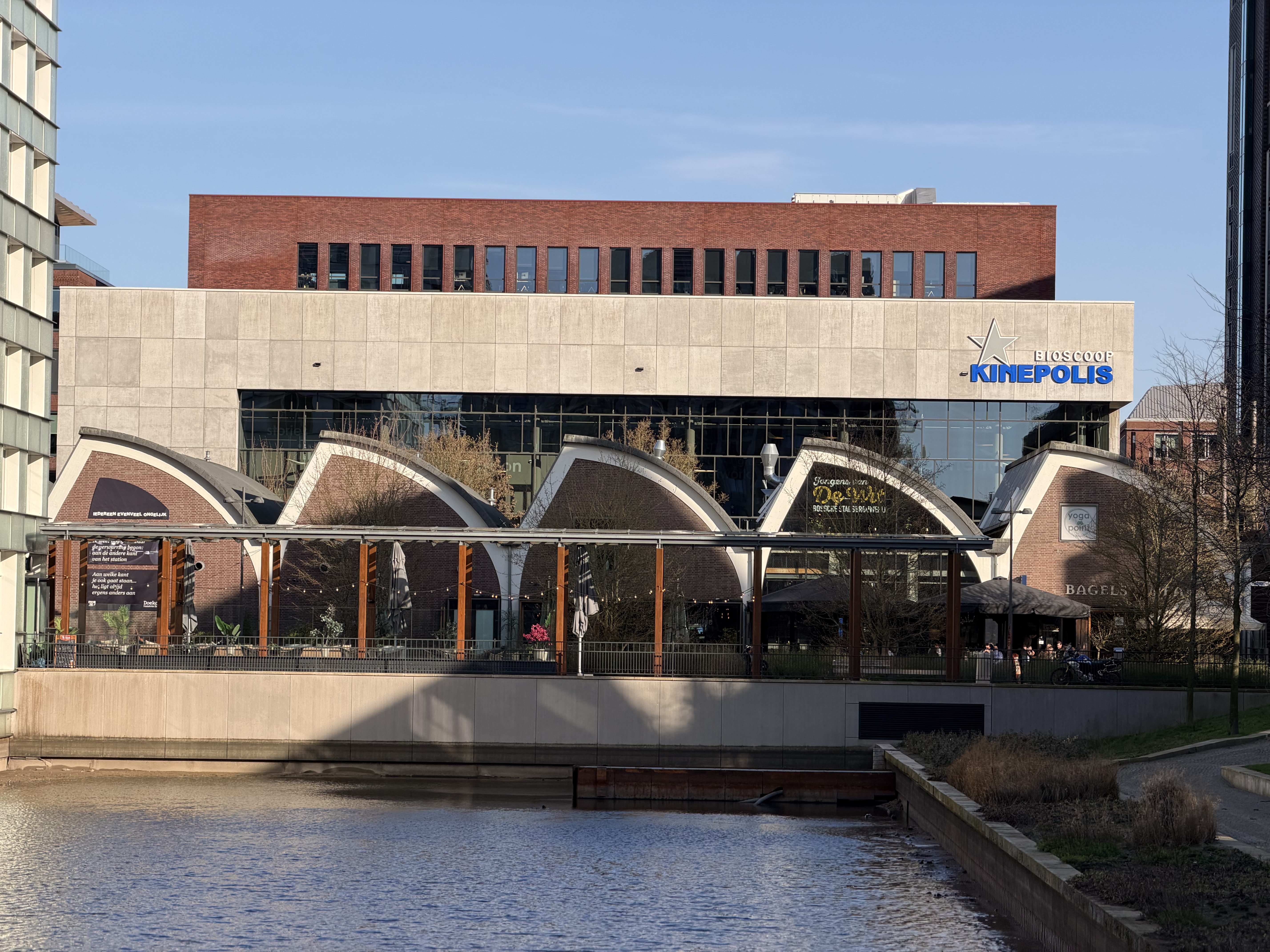 Hofvijver met Jongens van de Wit en Kinepolis op de achtergrond